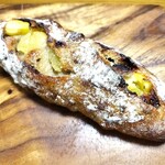 ベーカリーカフェクラウン - クリームチーズカンパーニュ