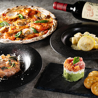 カフェとバー、二つの顔を楽しむ◎バー限定メニューもご用意