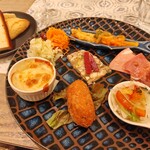 マヌエル ヴィーニョ エ ペティスコス 自由が丘店 - タパス盛り合わせとパン