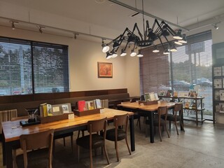 Bread & Coffee by MOTOTECA - 책도 읽을 수 있는 공간