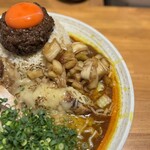 吉田カレー  - ブリカレー（限定カレー）チェンジ、並、豚小、玉ねぎアチャール、チキンアチャーリー（限定トッピング）、ゴーダチーズ（限定トッピング）