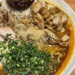 吉田カレー  - ブリカレー（限定カレー）チェンジ、並、豚小、玉ねぎアチャール、チキンアチャーリー（限定トッピング）、ゴーダチーズ（限定トッピング）