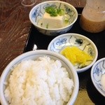 讃岐うどん　雅流 - のご飯、漬物、豆腐