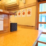 らぁめん 一福 - L字カウンター、玄関側。