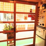 らぁめん 一福 - 玄関入ってすぐ左の券売機。発券したら"持ったまま"好きな席で待ちます。
