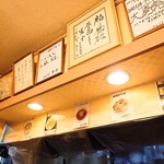 らぁめん 一福 - 提供を待っている間も退屈しない店内。