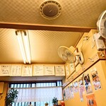 らぁめん 一福 - 店内入って左のテーブル席エリアにも色紙がいっぱい。