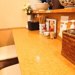 らぁめん 一福 - L字カウンター、店内奥側。