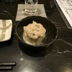 博多味処 灯 - お通し（シュウマイ）