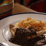 テピート - チョコレートソースで煮たチキン。チョコレートの原産国メキシコの代表的料理です。