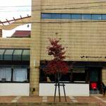 holofoop - １階はペット美容室。カフェの入り口は建物の右側に回るべし。