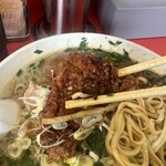 ラーメンスタンド とん平食堂 - がっつりと煮込まれているパイカ