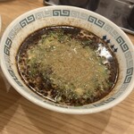 桂花ラーメン - 白胡椒をたっぷりと振りかけたところ