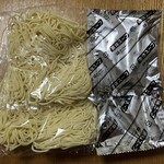 マックスバリュエクスプレス - 料理写真:中身(麺とスープ)