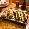 かつきり - けせり 生わさび（左）　むね肉 アンチョビグリーンソース（右）