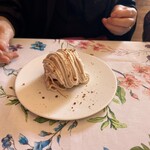 ビストロ アメリ - 他の3人は､ﾜｯﾌﾙにアイスを載せ､ﾓﾝﾌﾞﾗﾝｸﾘｰﾑを絞ったﾃﾞｻﾞｰﾄ