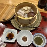 おおたに - 鮑の飯蒸し、黒あわび茸の肉巻き、栗、出し巻き玉子のせいろ蒸し