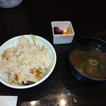 やっちろ - 松茸ご飯　味付けはチョイと濃いめでご飯ススム君でした。赤出汁も美味しかったです