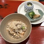 おおたに - 鮭と舞茸の炊き込み御飯
      きゅうりのぬか漬け　白菜の柚子漬け　大根の昆布漬け　ごぼうの醤油漬け