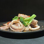 カラマリとブロッコリーのガーリックソテー