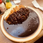 キッチン南海 神保町店 - 外の青空を照り返すブラックカレー