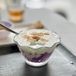 GIA DINH - 本日のチェー
      チェー(Chè)とはベトナムのぜんざいのようなデザート。ココナッツミルクベースです。この日の具は紫芋をタピオカと煮たゼリー、ローストココナッツチップ、ベトナムゼリー♪