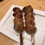 焼鳥 佐田十郎 - 砂ずりは、バター醤油味！鼻に抜ける香りがすごくいいし、砂肝なのに瑞々しかった。大ぶりなのも食感を楽しめるポイントです