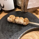 焼鳥 佐田十郎 - レビューで人気だったひなとろ、皮パリパリ、串うちも丁寧です