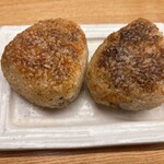 焼鳥 佐田十郎 - お待ちかねの焼きおにぎりは醤油の香ばしさと、ぽろっとほどける結び具合が抜群に美味しい