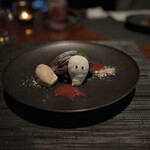 ラウンジ＆バー ホライゾン - デザートのお皿にはメレンゲのオバケが。