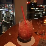 ラウンジ＆バー ホライゾン - モクテルのブラッディフィズ。ソースを注ぐと真っ赤に！