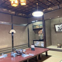 鯛よし百番 - 元遊郭ということで様々なコンセプトやストーリーの客間が拵えられています。食事をする部屋が違えば、風情もまた変わることでしょう。早めに予約すれば館内紹介時に様々な部屋を見学することができます