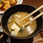 ギフ屋 - ◯お味噌汁
豆腐、ワカメ、玉ねぎの白味噌で
顆粒出汁感ある美味しさ

玉ねぎスライスは提供される直前で後入れされていて
シャキッと感が面白く、美味しいし♪