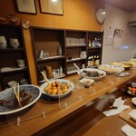 ギフ屋 - 副菜はカウンター上に並んでいる