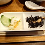 ギフ屋 - ◯ひじき
甘めな醤油出汁味で
何となく胡麻油も入っている感じ？で美味しい

◯漬物
白菜ときゅうりの浅漬けだった