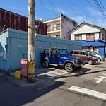 ギフ屋 - 駐車場は奥行きが狭く、道路幅も狭い

帰り際は満車で
カローラクロスが電柱近くに停まっていた

この車格が一番手前でもギリギリだろう

そうしないと出る時に曲がれなくて困るかもしれないから