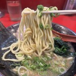 横浜ラーメン おか本 - 麵リフト