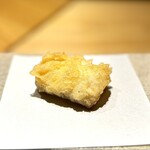 天ぷら北川 - 活〆の太刀魚。
いきなりエースの投入？(^^)
もちろん保水力があって、肉厚な太刀魚がふっかふか♪
めっちゃ美味しい。