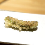 天ぷら北川 - スナップエンドウ。
衣の茶色は、糖分が焦げるからだそう。これからもっと甘みが乗ってくるとのことですが、すでに十分甘くて美味しい。