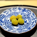 天ぷら北川 - 愛知県産新銀杏の素揚げ。