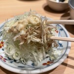 肉のウヱキ - お通しの千切りキャベツ嬉しい、自家製タルタルがたまらない