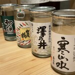 肉のウヱキ - こうやって並ぶとカップ酒ってかわいい