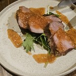 ビストロ カリテプリ - 豚肩ロースの低温ロースト オニオンビネガーソース