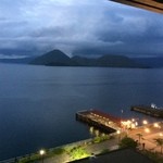 乃の風リゾート - 【2014年07月】夜の洞爺湖を室内から臨む。