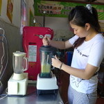 台湾糖業博物館 - 丁寧に芒果をミキサーにかけています。(撮影ご了解)