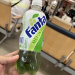 セブンイレブン - ドリンク写真:■セブン&アイ限定製品 ファンタ メロンソーダ¥149:ファストフード店で味わったような懐かしいメロンの香りと、すっきりとした甘さが心地よく、ファンタならではのシュワっと弾ける炭酸が口いっぱいに広がる爽快な味わい。