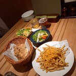 イタリアン リゾート ペルティカ 大泉学園 - Aセットのサラダ、フォカッチャ、ドリンクとチェダーチーズポテト