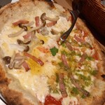 イタリアン リゾート ペルティカ 大泉学園 - ジェノベーゼポテト&3種きのこのフンギピッツァ