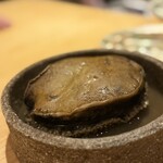 くずし 之助 - 御前崎で採れたデカ鮑。蒸し後でこの大きさ。