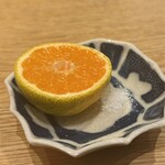 くずし 之助 - 三日日みかんと塩で作ったドレッシングをかけて